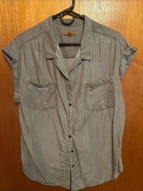 Light Gray Short-Sleeve Button-Down Shirt with Front Pockets